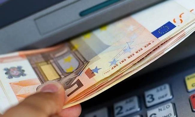 Πλήρες φακέλωμα: Καταγραφή στοιχείων και για καταθέσεις 1.000 ευρώ σε λογαριασμούς – Τι προβλέπει το νομοσχέδιο για το «μαύρο χρήμα»